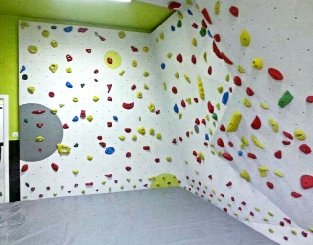 Presas de colores en la pared
